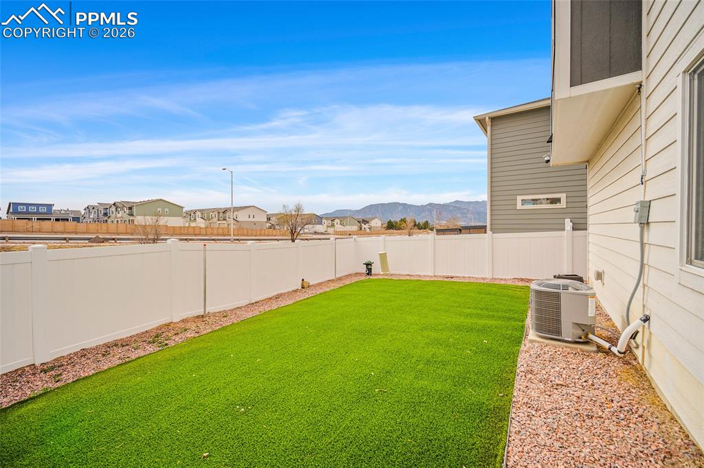 Image 17 of 23: Yard