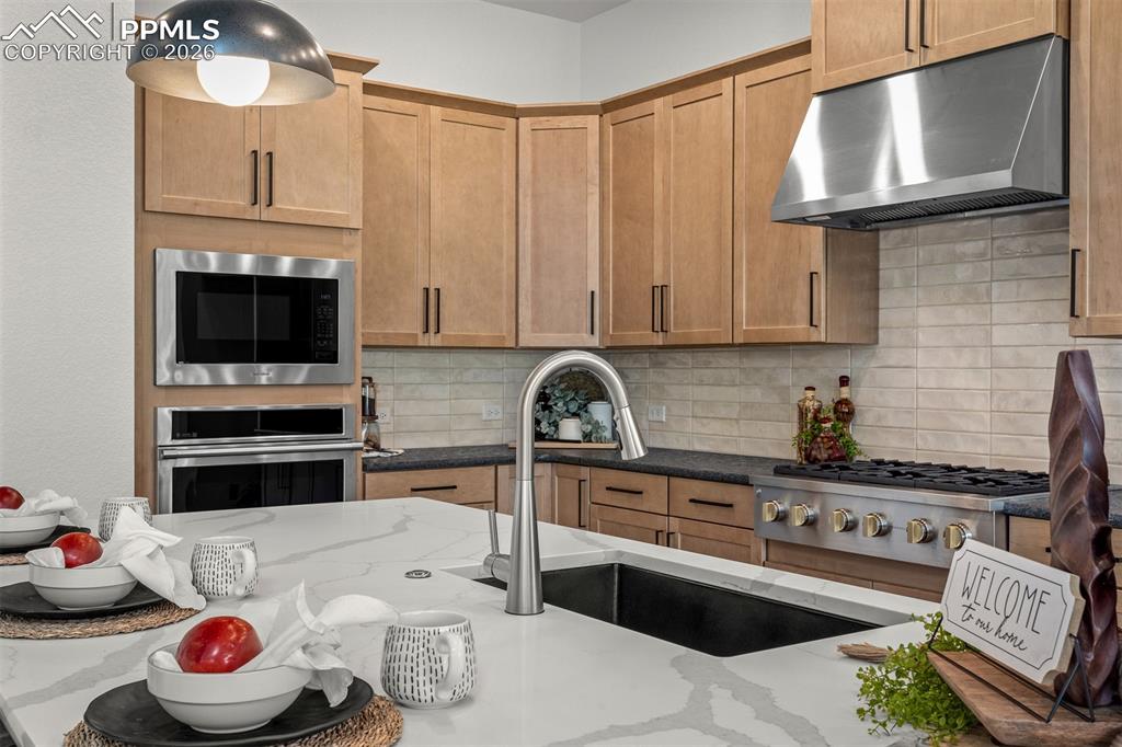 Image 13 of 41: Kitchen