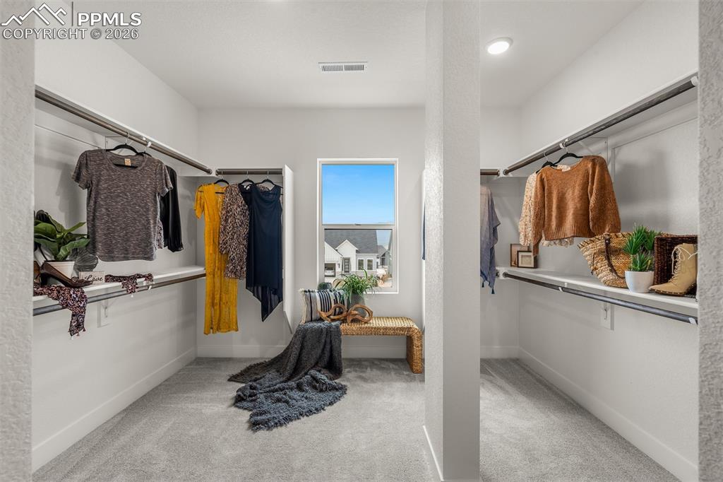 Image 27 of 41: Closet