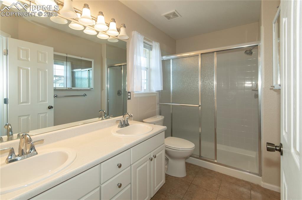 Image 22 of 45: Bathroom