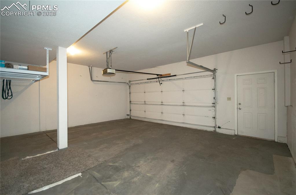 Image 35 of 45: Garage