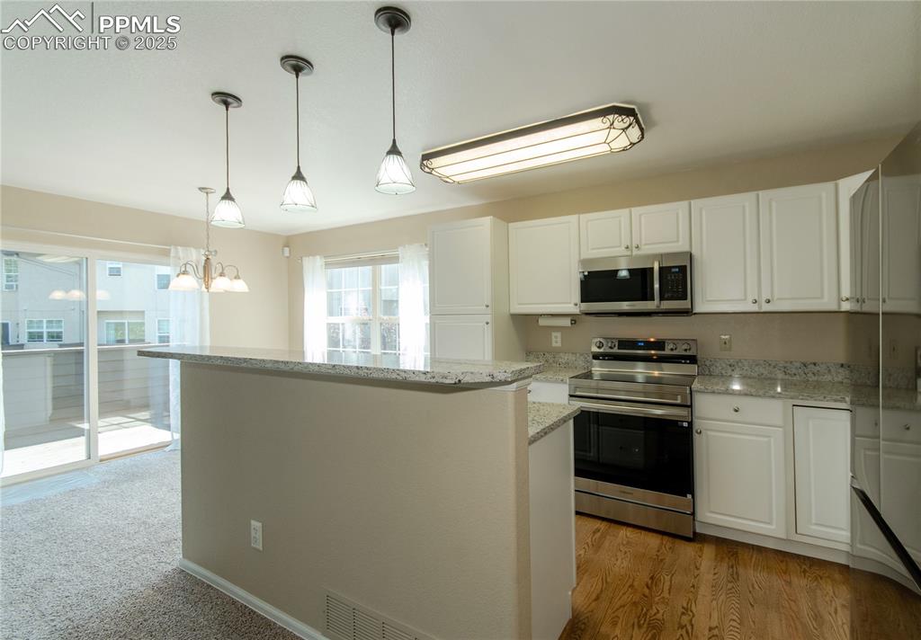 Image 5 of 45: Kitchen