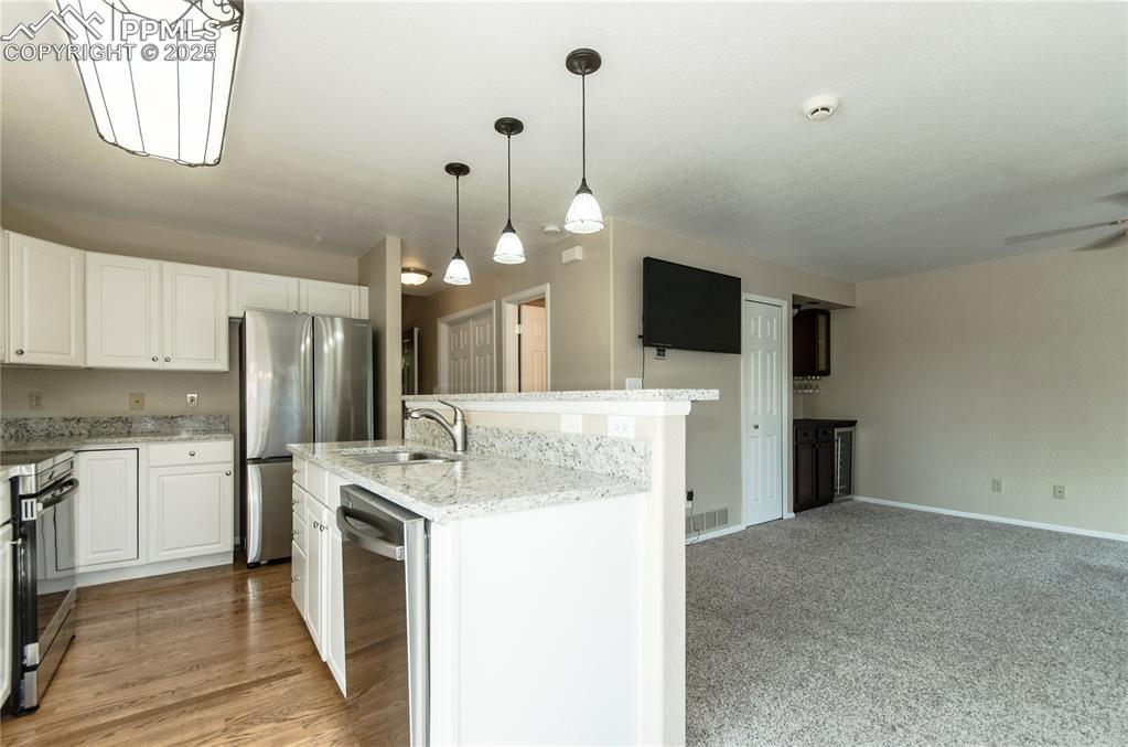 Image 7 of 45: Kitchen