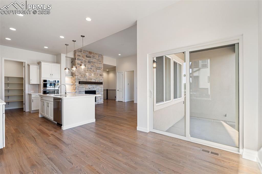 Image 3 of 7: Photos and finishes shown are for illustrative purposes