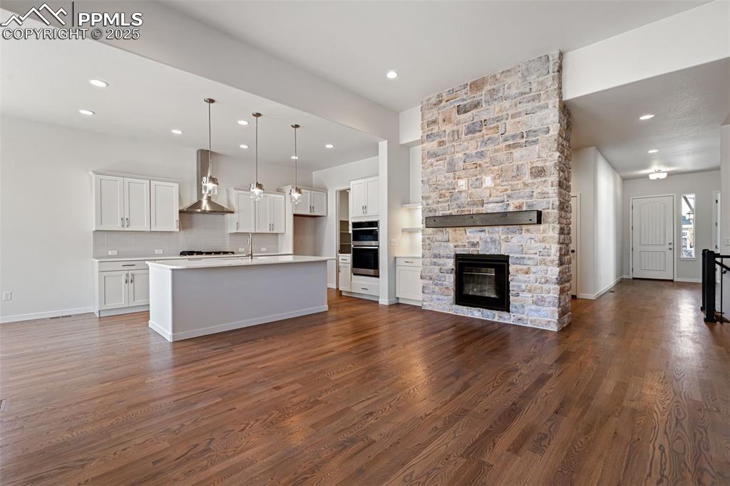 Image 6 of 7: Photos and finishes shown are for illustrative purposes