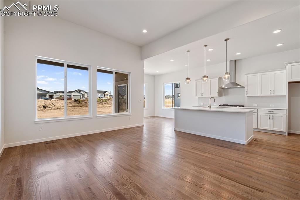 Image 7 of 7: Photos and finishes shown are for illustrative purposes