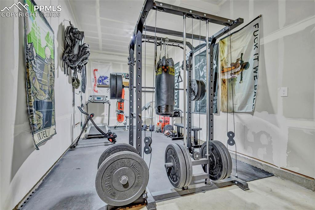 Image 42 of 49: Tandem Bay in Garage