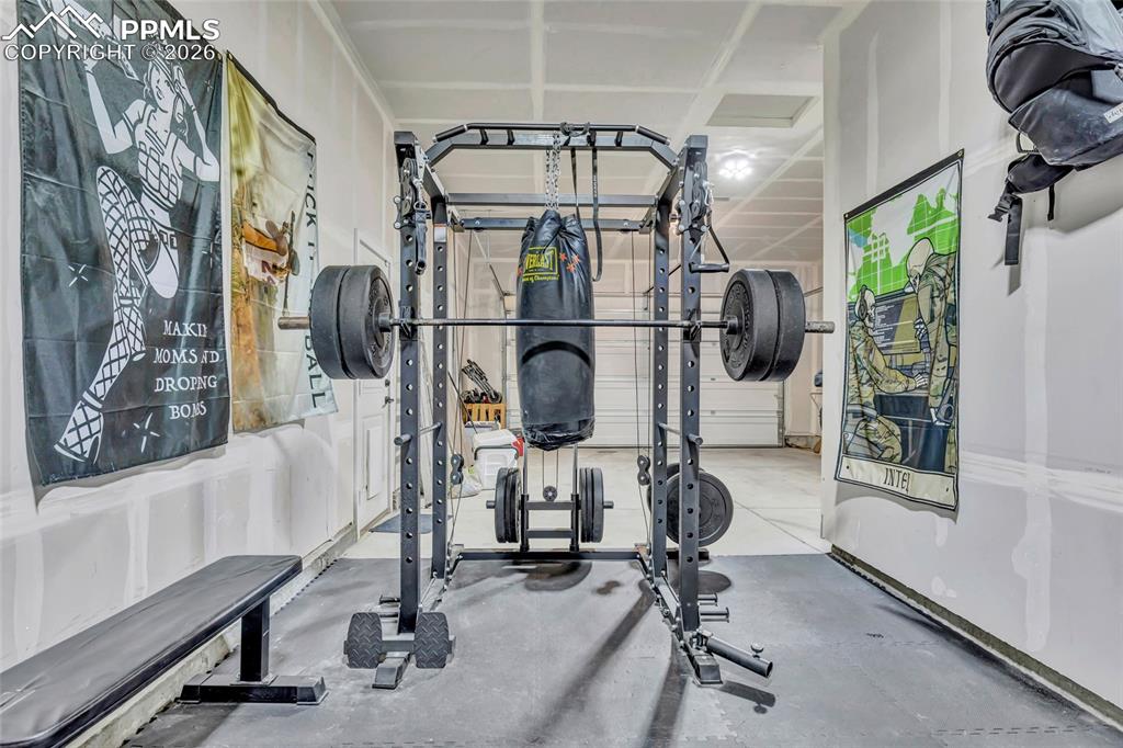 Image 43 of 49: Tandem Bay in Garage