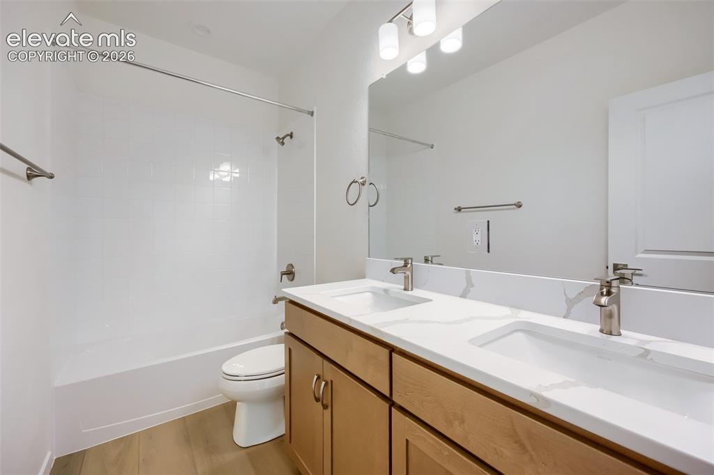 Image 14 of 17: Bathroom