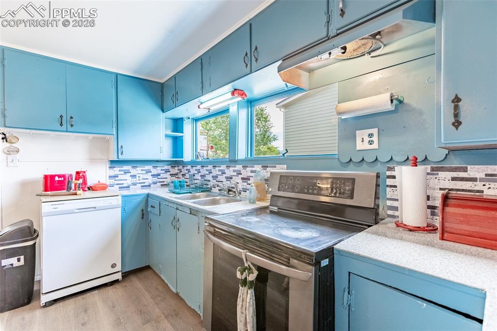 Image 4 of 29: Kitchen