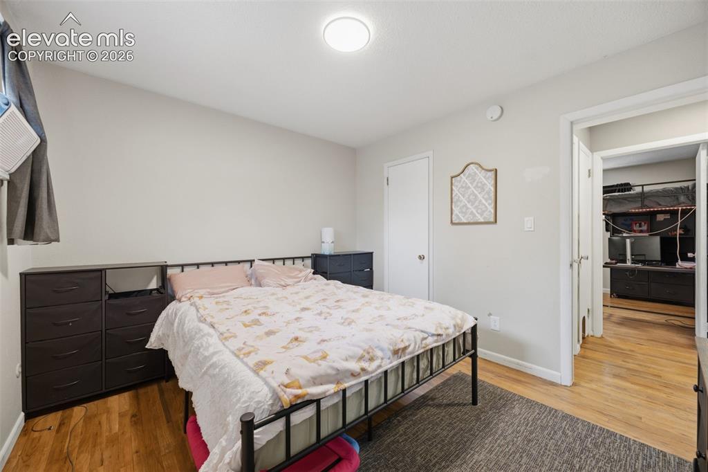 Image 13 of 25: Seller