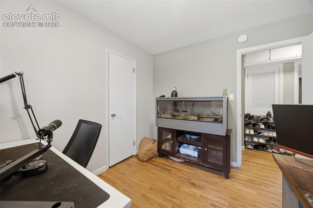 Image 19 of 25: Bedroom
