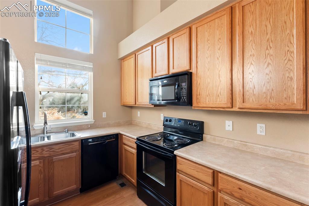 Image 7 of 29: Kitchen