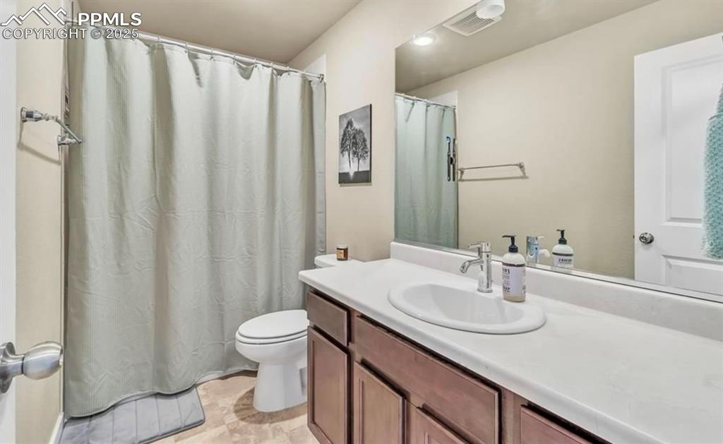 Image 22 of 38: Bathroom