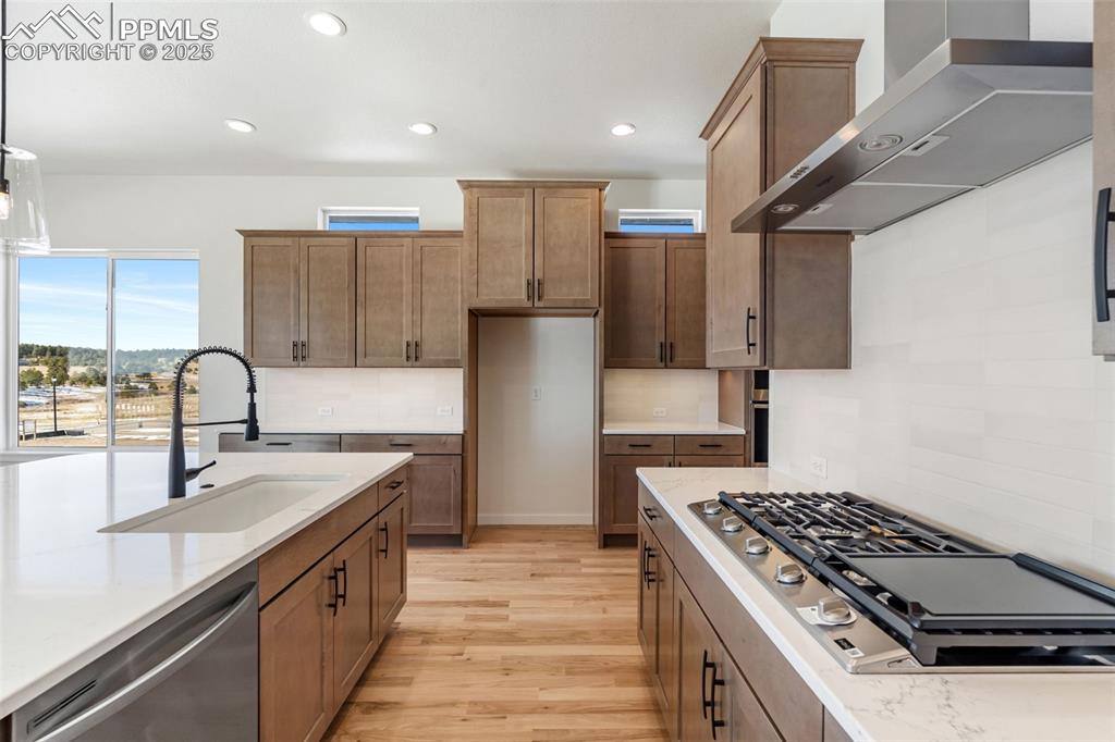 Image 11 of 50: Kitchen