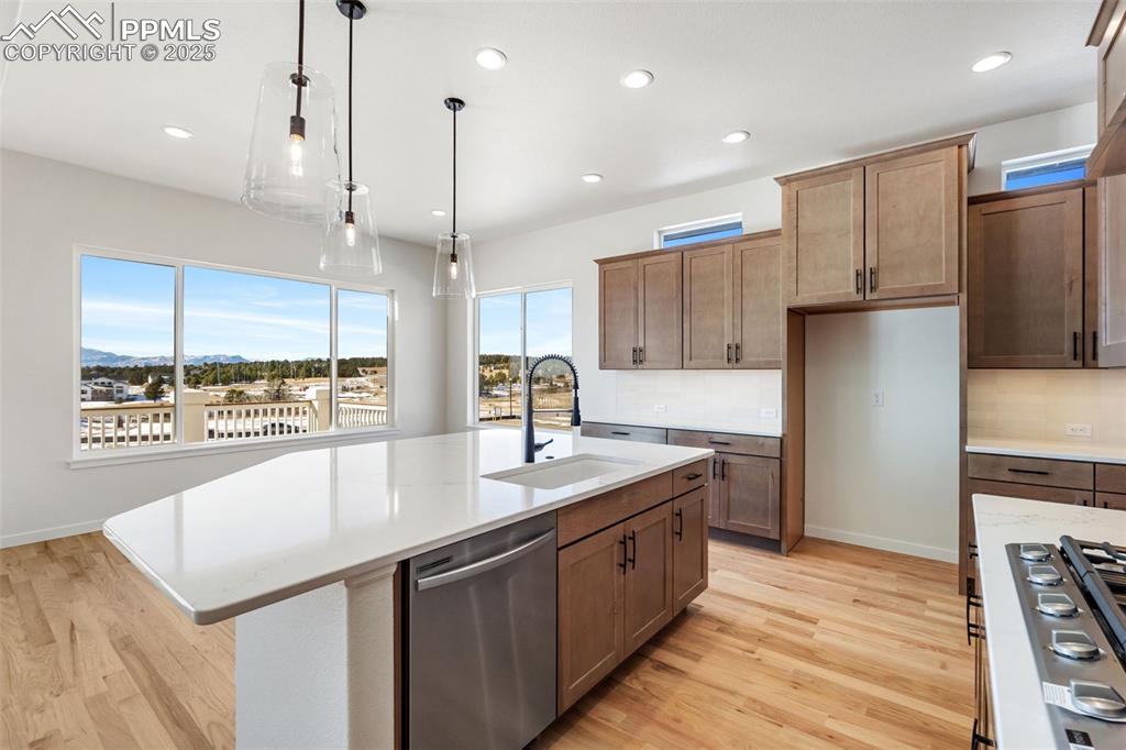 Image 12 of 50: Kitchen