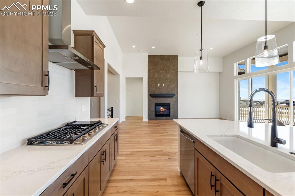 Image 13 of 50: Kitchen