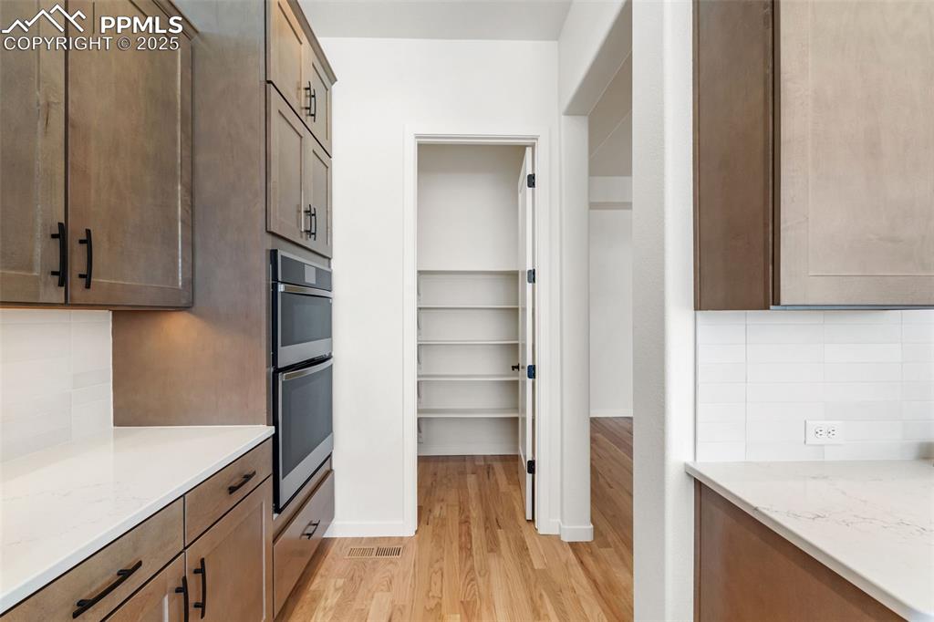 Image 14 of 50: Kitchen