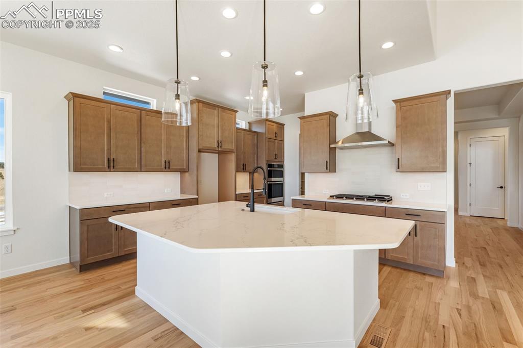 Image 16 of 50: Kitchen