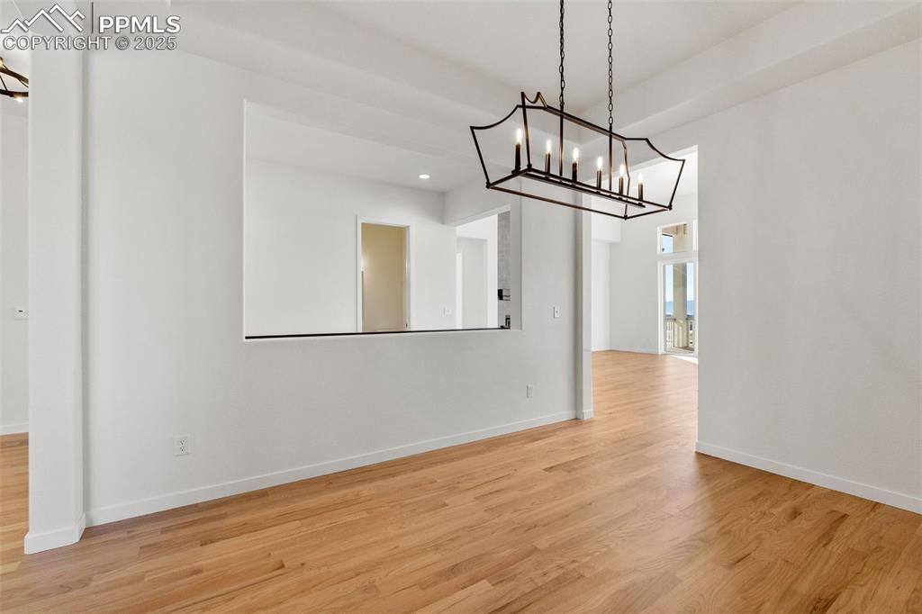 Image 21 of 50: Dining Area