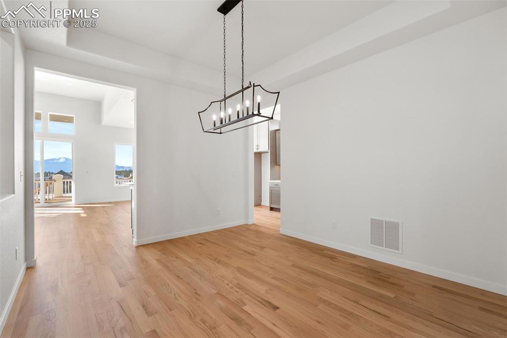 Image 22 of 50: Dining Area