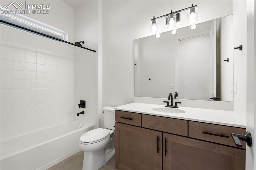 Image 25 of 50: Bathroom