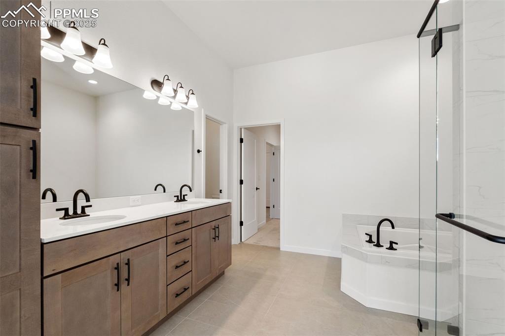 Image 33 of 50: Bathroom