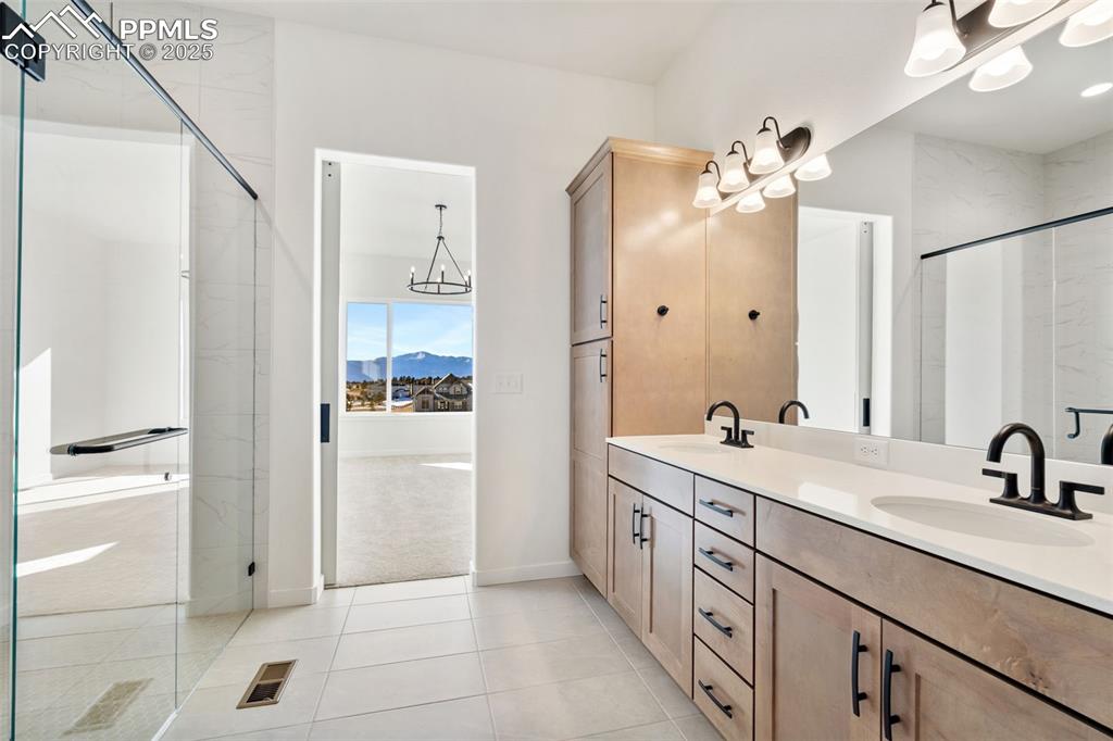 Image 36 of 50: Bathroom