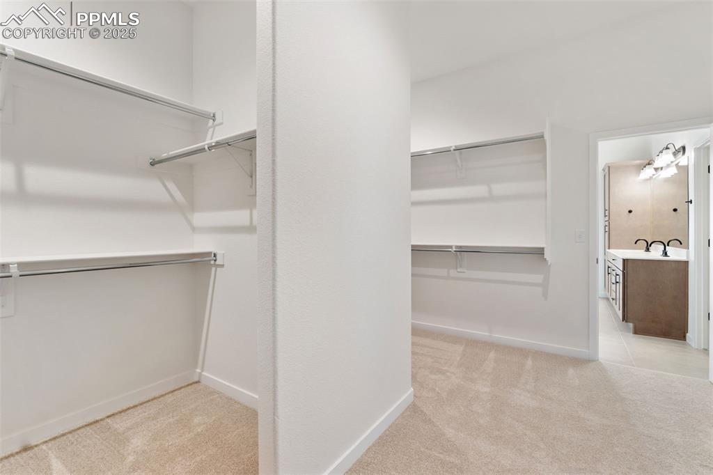 Image 37 of 50: Closet