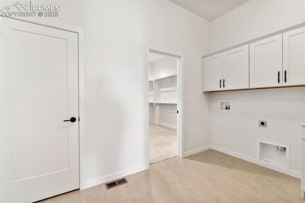 Image 39 of 50: Laundry