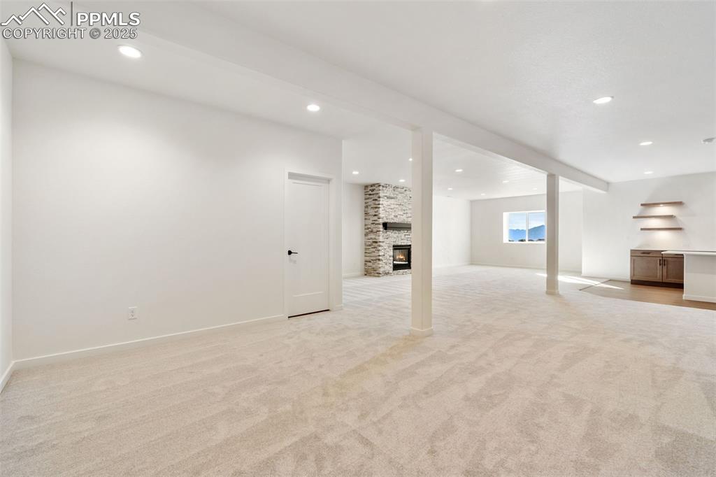 Image 45 of 50: Living Room