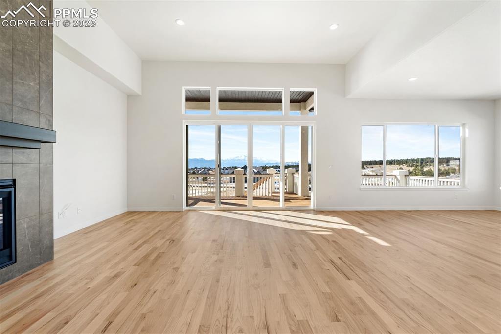 Image 7 of 50: Living Room