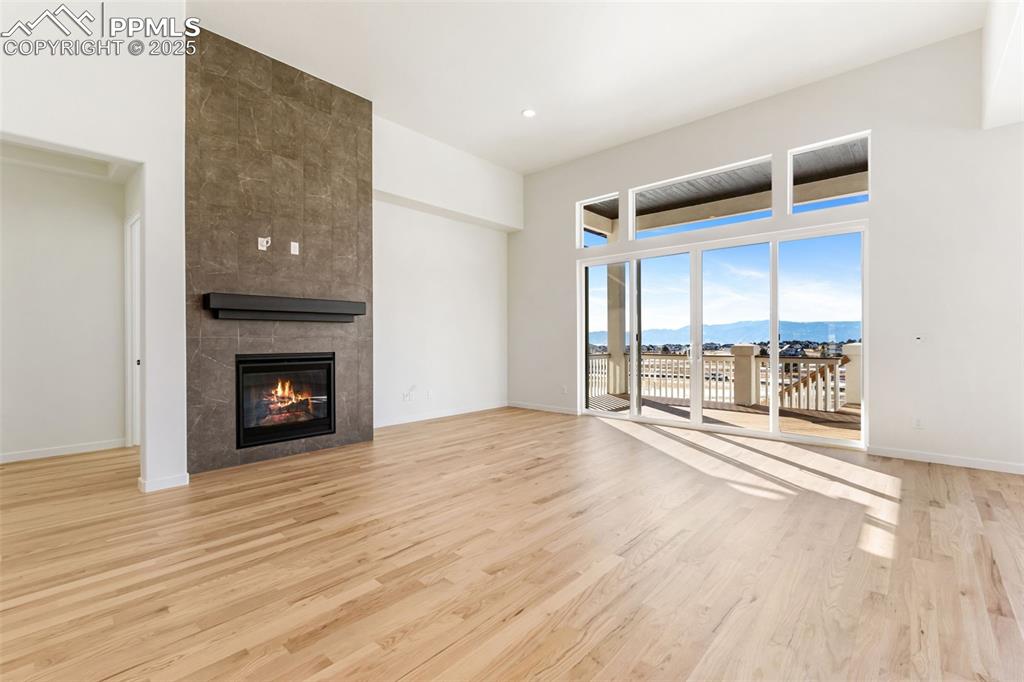 Image 8 of 50: Living Room