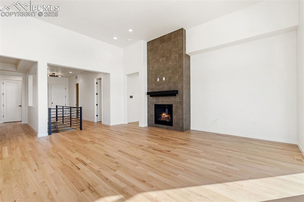 Image 9 of 50: Living Room