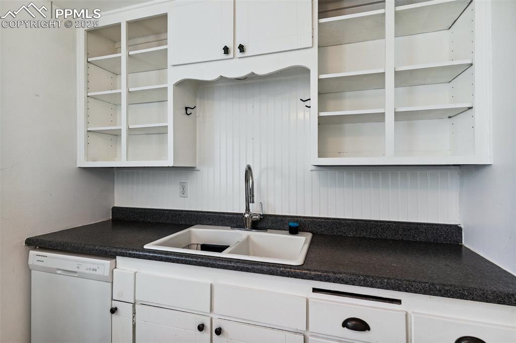 Image 17 of 37: Kitchen