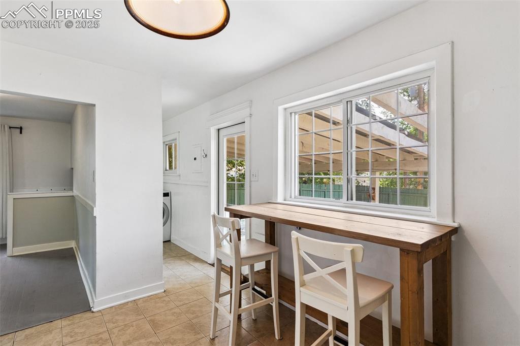 Image 18 of 37: Dining Area