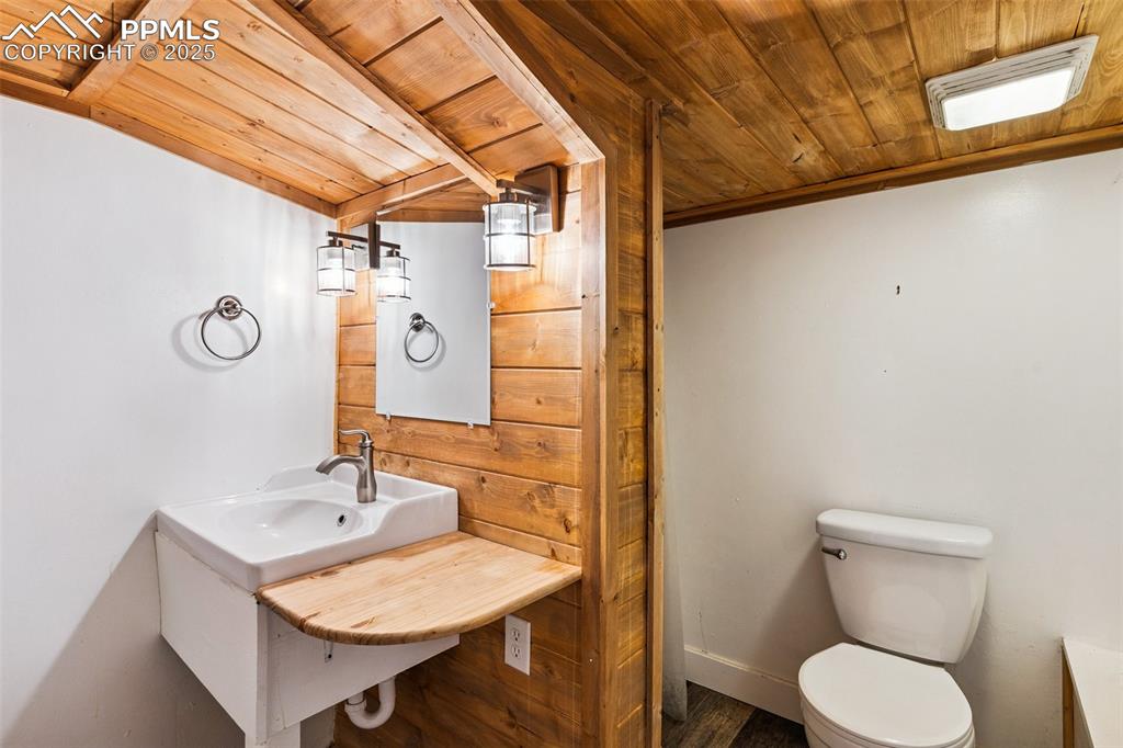 Image 32 of 37: Bathroom
