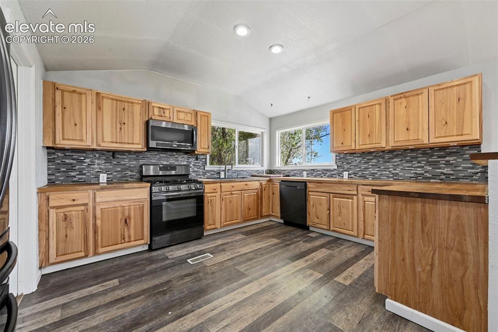 Image 10 of 49: Kitchen