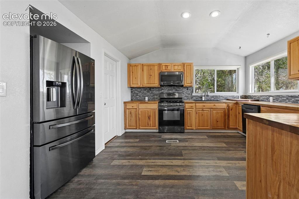 Image 9 of 49: Kitchen