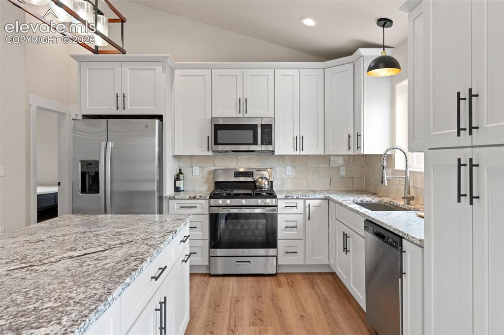 Image 11 of 32: Kitchen
