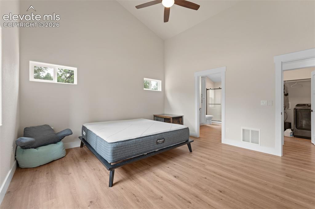 Image 13 of 32: Bedroom