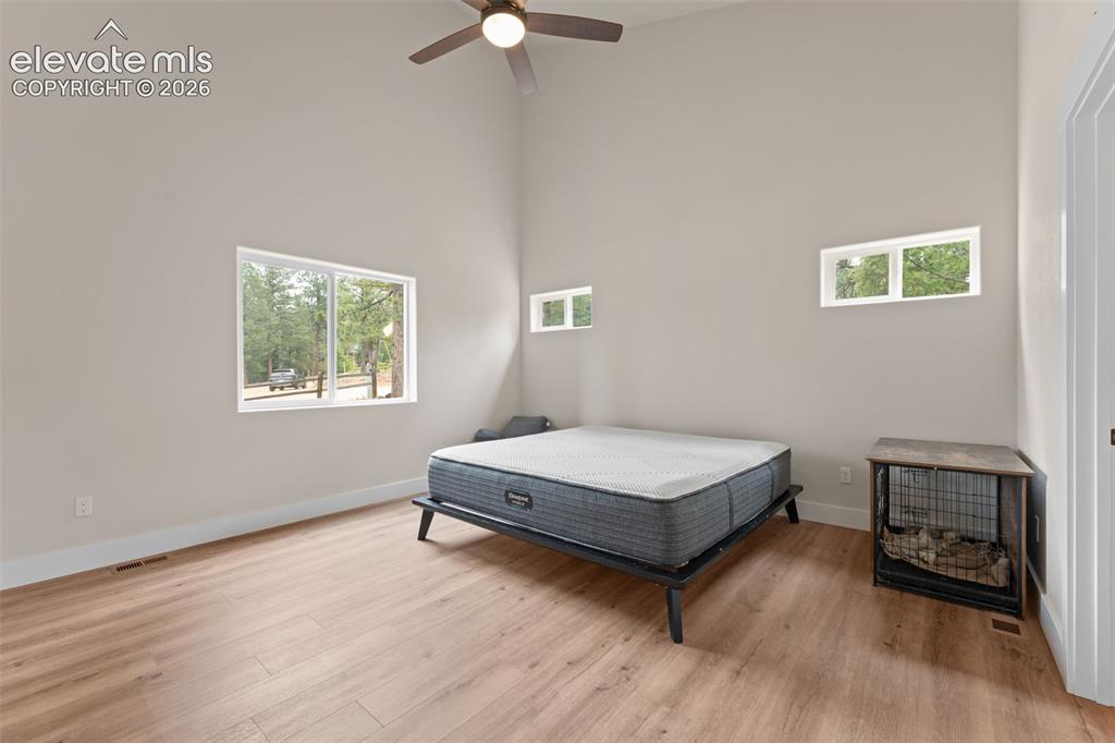 Image 14 of 32: Bedroom