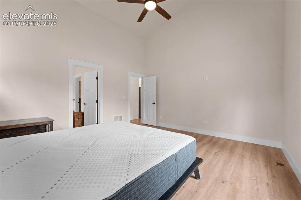 Image 15 of 32: Bedroom