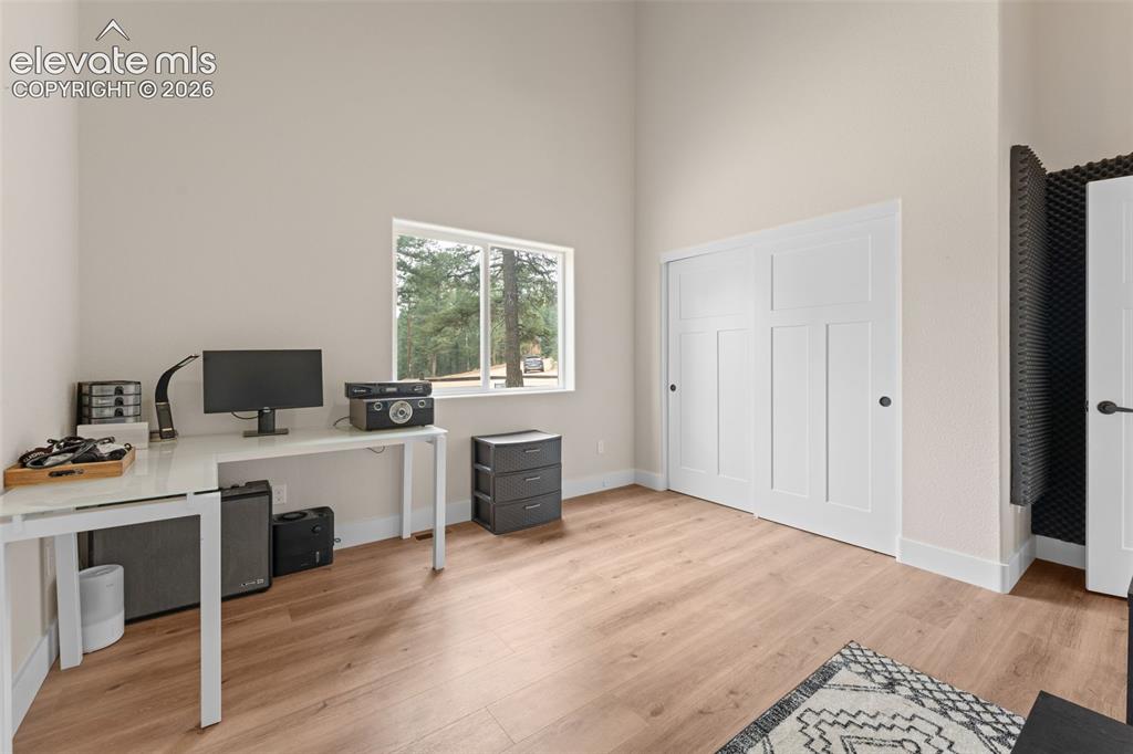 Image 19 of 32: Bedroom
