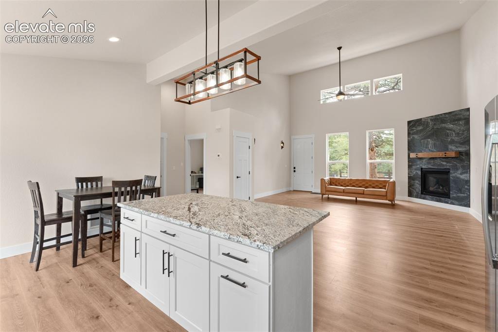 Image 7 of 32: Dining Area