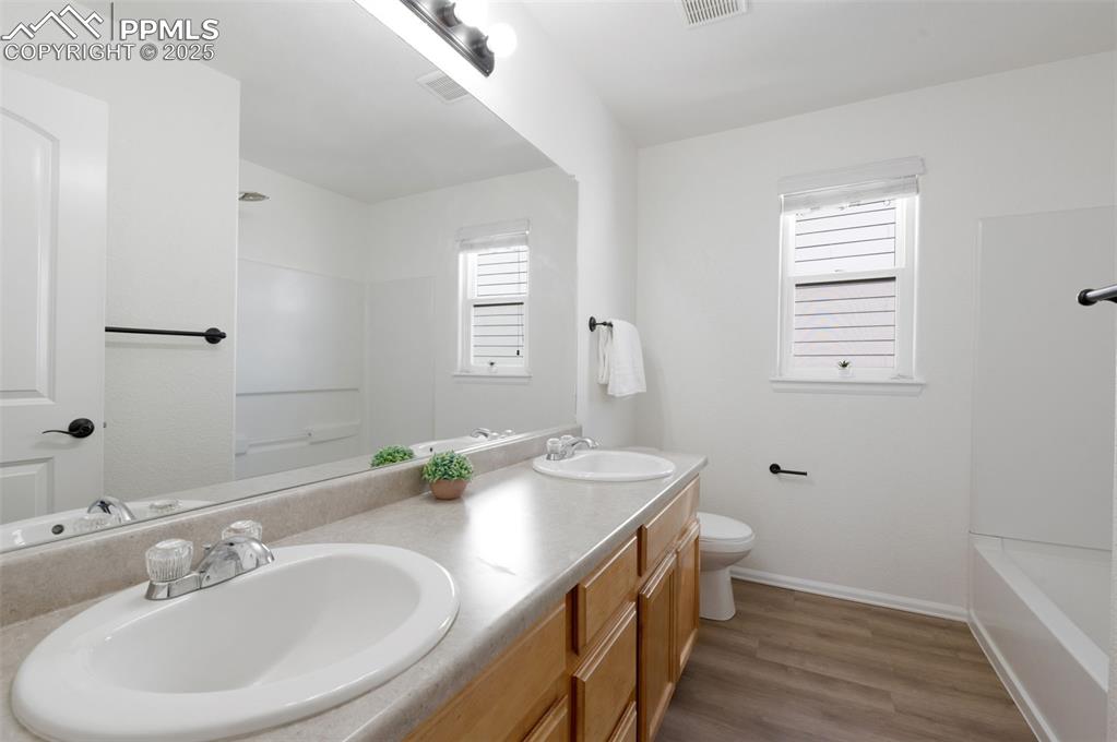 Image 31 of 49: Upstairs Full Bathroom