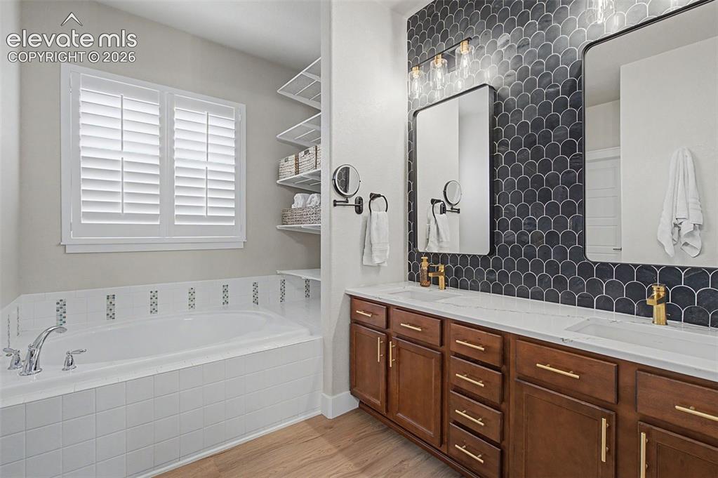 Image 18 of 34: Bathroom