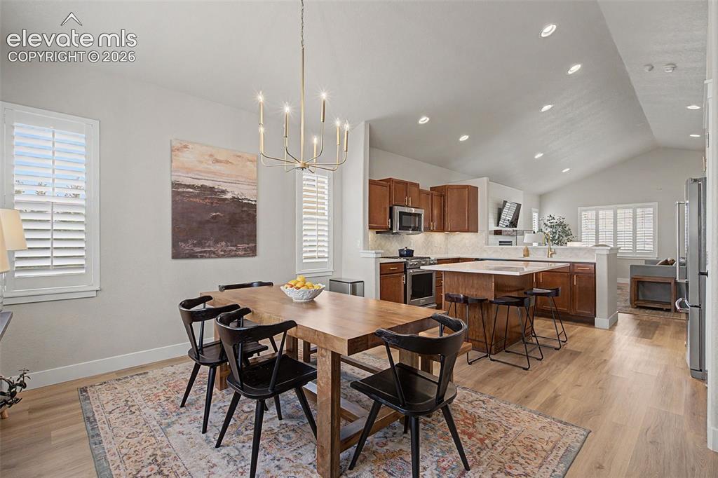 Image 8 of 34: Dining Area