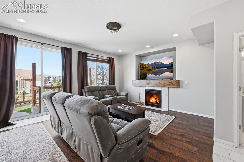 Image 7 of 24: Living Room