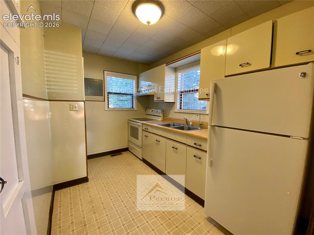 Image 5 of 15: Kitchen